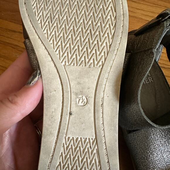 EILEEN FISHER Sport | Silver Pewter Leather Cross Strap Sandals | Size 7.5 - Picture 7 of 7